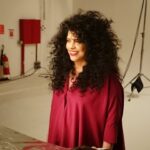 Gal Costa Instagram - Registros de 2015, no estúdio do Bob Wolfenson, enquanto ele fazia a capa de "Estratosférica". Minha ideia inicial era ter uma foto de Gal muito muito cabeluda, como se os cabelos fossem super poderes. E depois trabalhar a imagem, com raios e luzes e bichos e cores e pessoas e objetos saindo da cabeleira. Uma espécie de atualização da capa do álbum de 1969, criada pelo Helio Oiticica. Mas Gal se viu tão linda na foto do Bob que não deixou ninguém encostar. Ficou a foto como ela é. E ficou bonita.