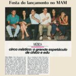 Gal Costa Instagram - Há 41 anos, era lançada a trilha sonora do espetáculo O Grande Circo Místico (Som Livre), baseado num poema de Jorge de Lima sobre a dinastia circense da família Knieps, criada originalmente para o Ballet Teatro Guaíra de Curitiba. A trilha criada por @oficialedulobo em parceria com @chicobuarque, conta com grandes nomes da música brasileira, como Gal Costa, Milton Nascimento, Simone, Gilberto Gil, Zizi Possi, Jane Duboc e Tim Maia. Gal ficou responsável por gravar a faixa “A história de Lily Brawn”, uma recriação a partir do poema de Jorge de Lima, publicado no Túnica Inconsútil, de 1938. No original, Lily Braun é uma deslocadora, com um santo tatuado no ventre. Chico faz a própria Lily contar sua história: “Como num romance /O homem dos meus sonhos / Me apareceu no dancing / Era mais um / Só que num relance / Os seus olhos me chuparam / Feito um zoom”. O espetáculo e a trilha sonora atravessam gerações e canções como “Ciranda da Bailarina” e “Beatriz” são sucessos de público até hoje. Edu Lobo fala sobre músicas criadas para espetáculo O Grande Circo Místico: “A escolha dos artistas deste projeto surgiu das próprias canções: elas é que comandaram as decisões. A convivência nas gravações foi, como sempre, a melhor possível. Sem falsa modéstia, acho que foi um belo trabalho”. Fonte: Revista Veja / G1 / FB AcervoGalCosta / @evangelinamaffei #GalCosta #EquipeGal