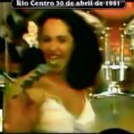 Gal Costa Instagram - Um dos episódios mais marcantes do período da ditadura militar, que quase dizimou a Música Popular Brasileira, está completando 43 anos hoje. Na noite de 30 de abril de 1981, acontecia no Riocentro, na Barra da Tijuca, um show em comemoração ao Dia do Trabalho, reunindo grandes nomes da música brasileira, como Gal Costa, Clara Nunes, Roberto Ribeiro, João Nogueira, Beth Carvalho, Gonzaguinha, Gonzagão, Elba Ramalho, Alceu Valença, Joanna, Cauby Peixoto, João Bosco, Ângela Rô Rô, entre outros. Entretanto, pouco depois das 21h daquela noite, com um público de mais de 20 mil pessoas e o evento já em andamento, uma explosão dentro de um carro no estacionamento do Riocentro mudou a história. O atentado, planejado por militares, seria atribuído a militantes de esquerda, mas uma das bombas explodiu antes da hora, matando o sargento Guilherme Pereira do Rosário e ferindo gravemente o então capitão Wilson Dias Machado. Na ocasião o governo culpou militantes da esquerda pelo atentado. A participação de militares num plano criminoso, que poderia ter feito um número incalculável de vítimas, chocou a sociedade. Em vez de investigar e punir os responsáveis, o governo da “abertura” ajudou o comando do 1° Exército a acobertá-los, por meio de um inquérito fraudulento. O atentado no Riocentro foi uma tentativa de setores mais radicais do governo (principalmente do CIE e o SNI) de convencer os setores mais moderados do governo de que era necessária uma nova onda de repressão de modo a paralisar a lenta abertura política que estava em andamento. Uma segunda explosão ocorreu a alguns quilômetros de distância, na mini-estação elétrica responsável pelo fornecimento de energia do Riocentro. A bomba foi jogada por cima do muro da mini-estação mas explodiu em seu pátio e a eletricidade do pavilhão não chegou a ser interrompida. Esse episódio é um dos que marcam a decadência do regime militar no Brasil, que daria lugar dali a quatro anos ao restabelecimento da democracia. (Continua no comentário fixado)