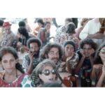 Gal Costa Instagram - Hoje é dia de Macalé! O amigo, parceiro e ex-sócio @jardsmacale completa hoje 81 anos. Além de compor canções emblemáticas gravadas por Gal, Macalé também dirigiu seus shows. Com Capinan, Paulinho da Viola e Gal Costa, Jards Macalé criou a empresa Tropicarte. A agência fora pensada para administrar os espetáculos dos seus fundadores, mas Gal era “a única que ganhava grana”, diz Jards. “O Paulinho da Viola não aguentou muito, não, saiu logo porque viu que aquilo era maluquice.” Jards e Capinan, em todo caso, continuaram produzindo os shows de Gal – que também gravou composições da dupla, como “Pulsars e Quasars”, presente no disco Gal, de 1969. “É um sub-blue, uma supercanção de amor gravada num disco voador de tampa de panela, um disco voador daqueles que só existem na revista O Cruzeiro”, definiu Caetano em texto para O Pasquim. Mas o auge da parceria veio com a turnê Fatal, dirigida pelo poeta Waly Salomão e registrada no álbum ao vivo Fa-Tal – Gal a Todo Vapor, de 1971. É nele que está a versão da cantora para “Vapor Barato”, de Jards e Salomão, um clássico absoluto da música brasileira. Os shows foram lendários, com performances que eram ao mesmo tempo sedutoras e combativas – uma explosão de ideias coloridas dentro do sistema militar, que tentava impor o preto & branco. Feliz aniversário, Jards Macalé! Fonte: Trecho escrito pelo jornalista Paulo Terron para Ocupação #EquipeGal #GalCosta