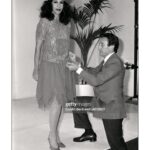Gal Costa Instagram - 🇫🇷 Gal tornou-se um ícone não só na música, como também na moda. Sua imagem sempre transbordou uma mistura única de sensualidade, exuberância e uma pitada de rebeldia. Até hoje os seus looks são amplamente reproduzidos e reinterpretados nas passarelas e nas ruas. Em 07 de maio de 1982, após turnê em Israel, Gal Costa visitou o ateliê de @guylarocheparis em Paris, um dos mais importantes nomes da alta costura internacional. Fotos: Bertrand Laforêt / Gamma / @gettyimages #GalCosta #EquipeGal