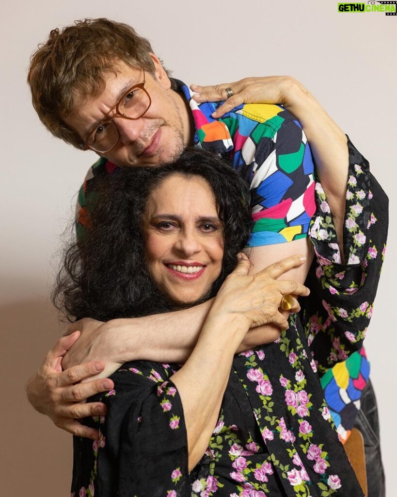 Gal Costa Instagram - Feliz aniversário, @marcuspreto ! 🎂🎈 Hoje celebramos não apenas o seu aniversário, mas também a incrível jornada de parceria e amizade que Marcus Preto construiu ao longo de 9 anos, ao lado da rainha Gal Costa. Diretor artístico responsável pela produção musical dos discos e shows da Gal, sua contribuição para a carreira de Gal vai além da música, é um legado de reconexão e renovação. Preto, que este novo ciclo seja repleto de mais sucessos, alegrias e realizações. Feliz dia! #GalCosta #EquipeGal