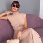 Gala Caldirola Instagram - Hoy volví a la clínica @clinicarossilemarie en Alicante! La medicina estética en buenas manos te ayuda a lucir radiante sin ser invasiva. En mi caso con la falta de sueño con tantos viajes, cambios de horario, clima y una nenita de 5 años que nunca me da descanso😅 sentía notablemente el desgaste en el rostro, las arrugas de expresión, por eso vine a hacerme “Botox” , su función es reducir la contracción muscular, para que la piel luzca más relajada y joven!