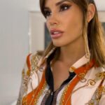 Gala Caldirola Instagram - En Alicante (España) está la clínica @clinicarossilemarie que es maravillosa!! Hacen muchos tratamientos estéticos y trabajan genial! Ayer me hice una redensificación en la piel del rostro para mejorar el aspecto, textura y volumen que vamos perdiendo con la edad y también me hice un pequeño arreglo de ojeras hundidas con ácido hialurônico. En el video el doctor os explica un poco más sobre estos procedimientos y sus beneficios!🤍