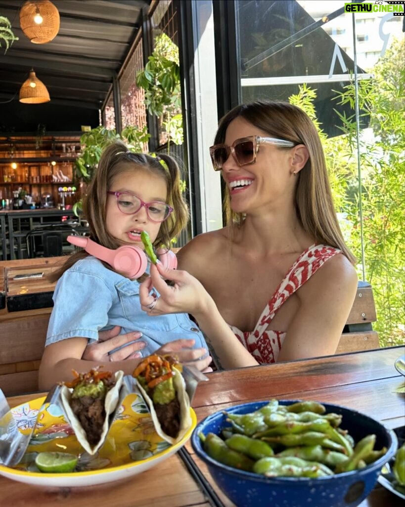 Gala Caldirola Instagram - Aunque es dolorosa la distancia, todo lo hago por nosotras dos 🩷👧🏻