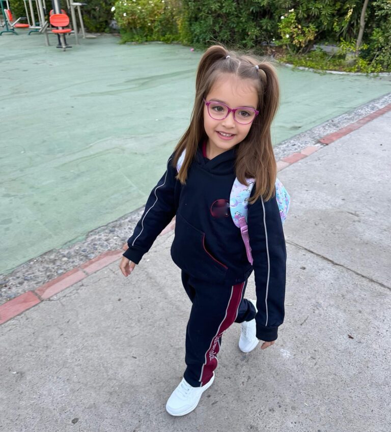 Gala Caldirola Instagram - Ahora si mi amor!!!! Borre las fotos anteriores por que se veía la insignia del colegio! Gracias a los que me recordaron que es peligroso mostrarla, os amo por cuidarnos ⚠️😍 . Como te decía mi Princesa…Bienvenida a esta nueva etapa mi amor!!! Eres tan sociable e inteligente que no es necesario desearte suerte, no tengo ninguna duda de que absorberás cada enseñanza como una esponjita y recibirás a cada compañerito y profesora con una sonrisa y tu mejor disposición! Confío en ti, te amo y me siento orgullosa de ser tu madre 🤍