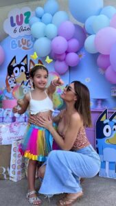 Gala Caldirola Instagram - Amor de mi vida, ojos bellos… Eres el regalo que nos dio el universo. Hoy cumples 6 añitos y siento que apenas fue ayer cuando te vi por primera vez… No hace falta decir que no dejo de llorar mientras escribo esto. A veces desearía detener el tiempo cuando te tengo en mis brazos. Pero no hay pausa ni retroceso… Te haces una niña grande🤍 Esto es todo lo que de verdad me importa, saber que tú eres feliz , que estás sanita y llena de amor y protección! Gracias a todos los que fueron parte de este día! Gracias por celebrar su vida! Decoración : @enlabatidora 🎈 Torta: @unratitodulce 🍰 Pastelería: @dulces_revinem 🧁