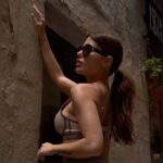 Gala Caldirola Instagram - Hay mucho de mi que te falto conocer ✨ Las calles de Barcelona son la estampa ideal para enseñarnos este conjunto deportivo de mi nueva colección Mossimo By Gala @mossimo.latam 🤍 Estoy feliz!☺️ Quedó preciosa y la encuentras exclusiva en @falabella_cl y www.falabella.com