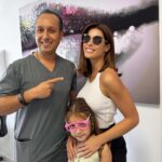 Gala Caldirola Instagram – NECESITO compartiros nuestra experiencia con el dentista en @oralblank (Santiago de Chile)
Además de ser muy profesionales y agradables , trabajan con instrumentos super avanzados! 
Me hicieron un trabajo en menos de 10 minutos , y no sentí absolutamente nada de dolor por que incluso la anestesia que generalmente la colocan mediante inyección 💉 ellos usaron una anestesia computalizada. Ni te enteras cuando te la colocan.
Yo soy muy miedosa y reconozco que hoy superé mis miedos! 
Estoy feliz por que también pudimos ver a mi pequeña, también cuentan con una odontopediatra maravillosa 🤍