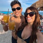 Gala Caldirola Instagram - Playa, amigos y un atardecer hermoso… Soy feliz🦋