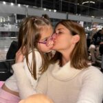 Gala Caldirola Instagram - Estamos listas para el viaje! Para ese encuentro con papi, para ese abrazo con la familia y con todas las personas que amamos en Chile✈️🇦🇷🇨🇱🇧🇷 Lo único seguro es el aquí y ahora. Todo puede cambiar de un instante a otro. Por eso ama hoy, abraza hoy , di lo que sientes hoy, haz lo que sueñas hoy, valora y agradece lo que tienes hoy… Y preocúpate de ser una buena persona y dejar una huella bonita en la vida de los demás.
