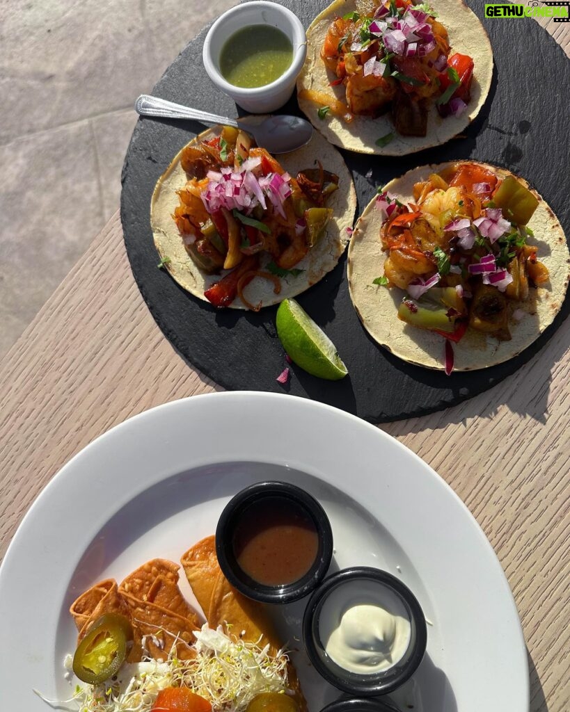 Gala Caldirola Instagram - Hoy tuve una cita cerquita del mar 🌴 Comida mexicana y una compañía especial 🤭