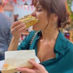 Gala Caldirola Instagram - Aquí en Madrid ya estamos celebrando el 18!!! 🇨🇱❤️ Vinimos a un lugar de comida chilena que se llama @la_guatona_madrid ❣️Terremoto, anticucho, choripán y mucho chilenos!! Me encantaaaaaaaa!!! Ahhh y mi look, que de paso lo modelo por que me encantó🤭