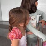 Gala Caldirola Instagram - Bienvenida a la familia AMALIA🤍 Te esperábamos con ansias! Aquí tienes a una prima mayor que te cuidará y te amará y una tía que estará siempre para ti aún si viva a muchos kilómetros, aqui estuvimos para recibirte!!! Enhorabuena papitos @carolinasanchezisla @franki_danilo 🍼