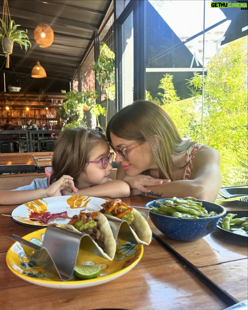 Gala Caldirola Instagram - Aunque es dolorosa la distancia, todo lo hago por nosotras dos 🩷👧🏻