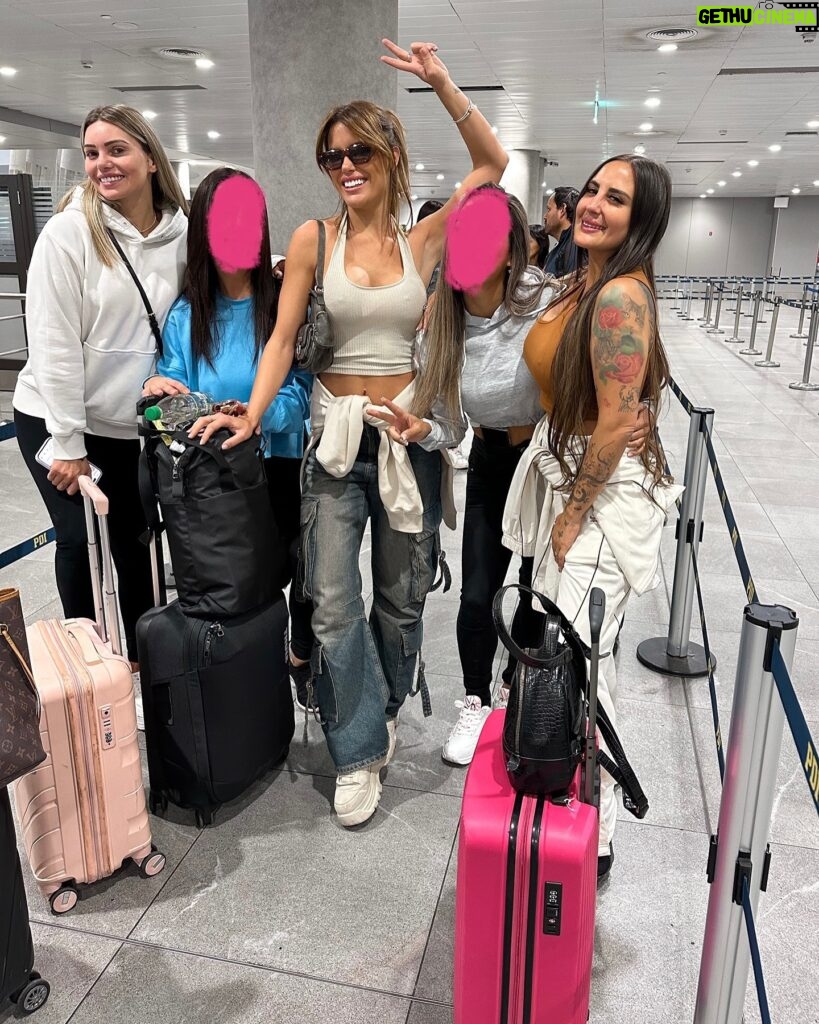 Gala Caldirola Instagram - Nos vamos a Peru @ganaroservir !!! Con dos incógnitas y algunas que se perdieron para la foto! 😂 Vamos con todoooo hermosas!!! @canal13cl 🔥