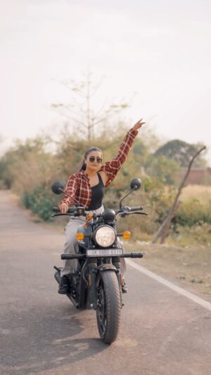Garima Chaurasia Instagram - That 90’s Vibe 🖤
.
.
#gimaashi #reels #hunter350 #royalenfield #bike #bikelover #biker #gimains