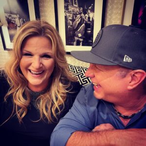 Garth Brooks Instagram - Hey Loretta, we love you more than words can say! love, g & t 

* To watch the livestream, click link in bio and text TNFloodRelief to 44321 to donate #HometownRising