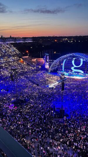 Garth Brooks Instagram - What happened on The River tonight is why I play music!!!! I LOVE YOU IRELAND 🇮🇪!!!! love, g #GARTHinIRELAND