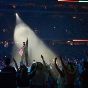 Garth Brooks Instagram - Louisiana, anyone is f*cking lucky to come play for you!!!! Thank you for tonight! Thank you for my life!!! love, g
#garthatsugarbowl