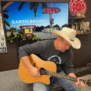 Garth Brooks Instagram - It’s the roar of a #DiveBar crowd! They call it CLUB RODEO! love, g 

Click link in bio to watch #StudioG