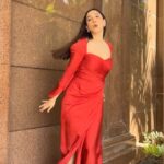 Gauahar Khan Instagram - Inner Critic of every girls soul !!!! Hahahahah 🌹 #gauahargeous 🙋🏻‍♀️😁 In : @arokaofficial @razwada.jewels Styled : @devs213 #reelsinstagram #funnyG #actor