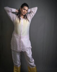 Geetha Madhuri Instagram - In frame @singergeethamadhuri Hair makeup & styling me @emraanartistry @hyderabadbeautycentre @galaeyelashesartistry Outfit by @krithi_keerthi @queena_designs Photography @csk_cliks