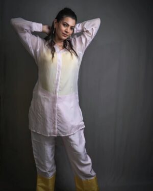 Geetha Madhuri Instagram - In frame @singergeethamadhuri 

Hair makeup & styling me @emraanartistry @hyderabadbeautycentre
@galaeyelashesartistry

Outfit by @krithi_keerthi @queena_designs 

Photography @csk_cliks