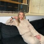Gemma Atkinson Instagram - Excited to share my brand new @inthestyle collection launching THIS WEDNESDAY at 7pm (ad) 𝐖𝐈𝐍 𝐘𝐎𝐔𝐑 𝐅𝐀𝐕𝐄 𝐋𝐎𝐎𝐊! 🤍 The cosy Autumn season is here! 🍂 I’ve worked with the ITS team to bring you a collection of new season staples which is full of comfy styles that you can pop on this autumn! They’re perfect if you’ve got a coffee date with the girls, doing the school run or just relaxing at home watching your favourite film!🤍 We’ve included lots of versatile pieces into this range from sweats to knitted dresses to knitted jumpers to lounge sets and so much more! I love it 💫 To celebrate we’re also giving you and a mate the chance to 𝐖𝐈𝐍 𝐘𝐎𝐔𝐑 𝐅𝐀𝐕𝐄 𝐋𝐎𝐎𝐊! For your chance to 𝐖𝐈𝐍: 1️⃣ LIKE this post 2️⃣ TAG your mate you'd share it with 👯‍♀️ 3️⃣ Make sure you both FOLLOW @inthestyle @glouiseatkinson Good luck! 🍂🤎 The comp winners will be announced on Wednesday before the launch at 7pm. As always, thanks for the support, and the patience with this one! I had some time off growing a human 🥰