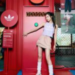 Genie Chen Instagram - ⠀⠀⠀⠀⠀⠀⠀⠀⠀⠀⠀⠀ 這次穿上一直很愛的 #adidasGazelle 來朝聖 #三葉草復古玩色街區，這已經是我買的第四個顏色了，這種厚底實搭鞋款怎樣都不嫌多呀，搭配上 #adicolor 粉紫色小背心與工裝裙穿搭，我可以偷偷混入大學上課了吧🫣 這週限定的活動必須要揪朋友手刀來玩✨🪄 📍4/9-4/14 在信義威秀前廣場 現場復古街區好玩又好吃，順便IG大秀你的#新潮復古穿搭 照。好玩的遊戲機挑戰，達到目標有機會獲得咖啡或霜淇林或潮流小禮物。 另外還有拍貼機台與厲害的「三葉草復古創作基地」盡情發揮創意，改造你的衣服鞋子，快與朋友來場特別的派對吧！ @originals_tw