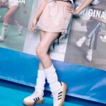 Genie Chen Instagram - ⠀⠀⠀⠀⠀⠀⠀⠀⠀⠀⠀⠀ 這次穿上一直很愛的 #adidasGazelle 來朝聖 #三葉草復古玩色街區，這已經是我買的第四個顏色了，這種厚底實搭鞋款怎樣都不嫌多呀，搭配上 #adicolor 粉紫色小背心與工裝裙穿搭，我可以偷偷混入大學上課了吧🫣 這週限定的活動必須要揪朋友手刀來玩✨🪄 📍4/9-4/14 在信義威秀前廣場 現場復古街區好玩又好吃，順便IG大秀你的#新潮復古穿搭 照。好玩的遊戲機挑戰，達到目標有機會獲得咖啡或霜淇林或潮流小禮物。 另外還有拍貼機台與厲害的「三葉草復古創作基地」盡情發揮創意，改造你的衣服鞋子，快與朋友來場特別的派對吧！ @originals_tw