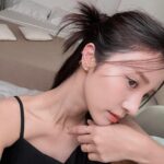 Genie Chen Instagram - ⠀⠀⠀⠀⠀⠀⠀⠀⠀⠀⠀⠀ 很常被問到我手上一直戴的戒指是哪裡買的 今天要來好好介紹一下這個我私下購買很久的輕珠寶品牌 「agete」 第一次接觸到它們的飾品是六年前朋友送我的生日禮物 當時朋友送我人生第一個尾戒，一戴就是六年了沒有拿下來過，至今都還天天戴著。也因此愛上agete，陸陸續續買了好多其它戒指、項鍊、耳環等，就連朋友生日我也會到櫃上挑選禮物送給朋友。 當了那麼久的agete小粉絲，是因為喜歡它精緻小巧的設計，遠看不過於高調，近看卻能發現許多精美的細節在裡面。 agete珠寶著重於鑽研骨董金工技法，以細緻深遠的金工工藝，搭配優雅鏤花線條，展現沉靜柔美之姿，傳達成熟洗鍊的女性美，低調不失優雅的氣質深得我心。 agete名字的由來意味著寶石界裡最古老的「瑪瑙」，並用了許多貝殼、沙等海洋元素，透過這些歷經時間洗練依舊美麗的事物，傳達出無國界的時代感，如同我戴了六年的戒指依舊閃亮漂亮，可見品牌對每一件珠寶的用心，相信你們一定也能在agete櫃上挑到能陪伴你很久很久的珠寶。 @agete_taiwan @tun_grp #agetetw #tungrp
