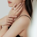 Genie Chen Instagram - ⠀⠀⠀⠀⠀⠀⠀⠀⠀⠀⠀⠀ 很常被問到我手上一直戴的戒指是哪裡買的 今天要來好好介紹一下這個我私下購買很久的輕珠寶品牌 「agete」 第一次接觸到它們的飾品是六年前朋友送我的生日禮物 當時朋友送我人生第一個尾戒，一戴就是六年了沒有拿下來過，至今都還天天戴著。也因此愛上agete，陸陸續續買了好多其它戒指、項鍊、耳環等，就連朋友生日我也會到櫃上挑選禮物送給朋友。 當了那麼久的agete小粉絲，是因為喜歡它精緻小巧的設計，遠看不過於高調，近看卻能發現許多精美的細節在裡面。 agete珠寶著重於鑽研骨董金工技法，以細緻深遠的金工工藝，搭配優雅鏤花線條，展現沉靜柔美之姿，傳達成熟洗鍊的女性美，低調不失優雅的氣質深得我心。 agete名字的由來意味著寶石界裡最古老的「瑪瑙」，並用了許多貝殼、沙等海洋元素，透過這些歷經時間洗練依舊美麗的事物，傳達出無國界的時代感，如同我戴了六年的戒指依舊閃亮漂亮，可見品牌對每一件珠寶的用心，相信你們一定也能在agete櫃上挑到能陪伴你很久很久的珠寶。 @agete_taiwan @tun_grp #agetetw #tungrp