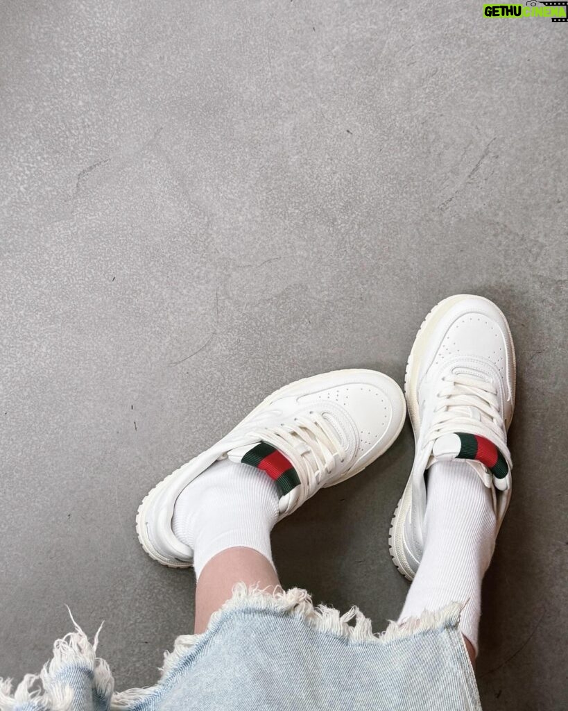 Genie Chen Instagram - Thursday ㋡ ⠀⠀⠀⠀⠀⠀⠀⠀⠀⠀⠀⠀ 被大雨吵醒的早晨，我的第一雙gucci白鞋，一起飛翔跑跳拉 ʚ @gucci #gucci