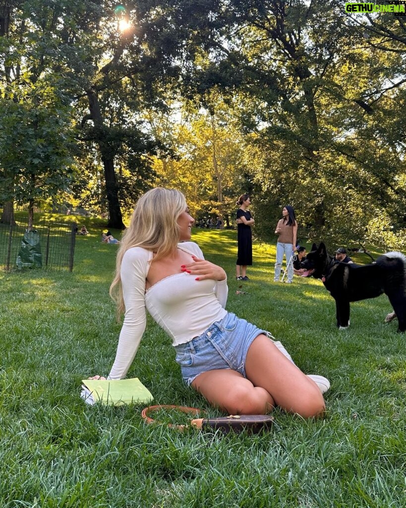 Georgia Hassarati Instagram - if I get reincarnated pls let me come back as a squirrel that lives in Central Park because it’s the happiest place on earth 🐿️