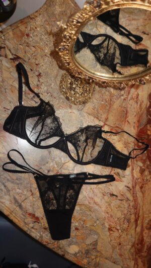 Georgia Hassarati Instagram - Don’t miss out… the Lounge Black Friday sale is now live 
@loungeunderwear #loungesale
#blackfriday #dropeverything