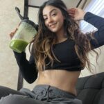 Geraldine Galvan Instagram - 💚Receta de mi JUGO VERDE para que mañana empiecen la semana increíble y con toooodo💚 yo me lo tomo en ayunas 1 puño de espinacas 💚 4 pedacitos de piña 🍍 3 rodajas de pepino 🥒 1/2 nopal o 1 cuadrito de aloe 🌵 1 apio 💚 1 pedacito de jengibre 🫚 2 hojas de menta 🍃 1 pedacito de chayote 💚 Agua de coco 🥥
