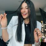 Geraldine Galvan Instagram - Un peinado sencillo pero cool🙈🤍 Me preguntan mucho como me hago mis mini trencitas…. en la página de @allthingshairmex me dan muchísimas ideas de peinados y cómo cuidar mi cabello ♥️ #BeYourHair