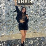 Geraldine Galvan Instagram - Que lo que traes puesto, combine siempre con tu sonrisa 🙇🏻‍♀️💗 • • • La POP UP Store de Shein ya llegó a CDMX del 25 al 27 de noviembre en Patio Santa Fé 🤩 Yo ame las nuevas colecciones… es una gran opción para lucir increíble y regalar algo muy cool ! #meetSHEIN #SHEINMXTOUR @shein_mex