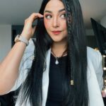 Geraldine Galvan Instagram - Un peinado sencillo pero cool🙈🤍 Me preguntan mucho como me hago mis mini trencitas…. en la página de @allthingshairmex me dan muchísimas ideas de peinados y cómo cuidar mi cabello ♥️ #BeYourHair