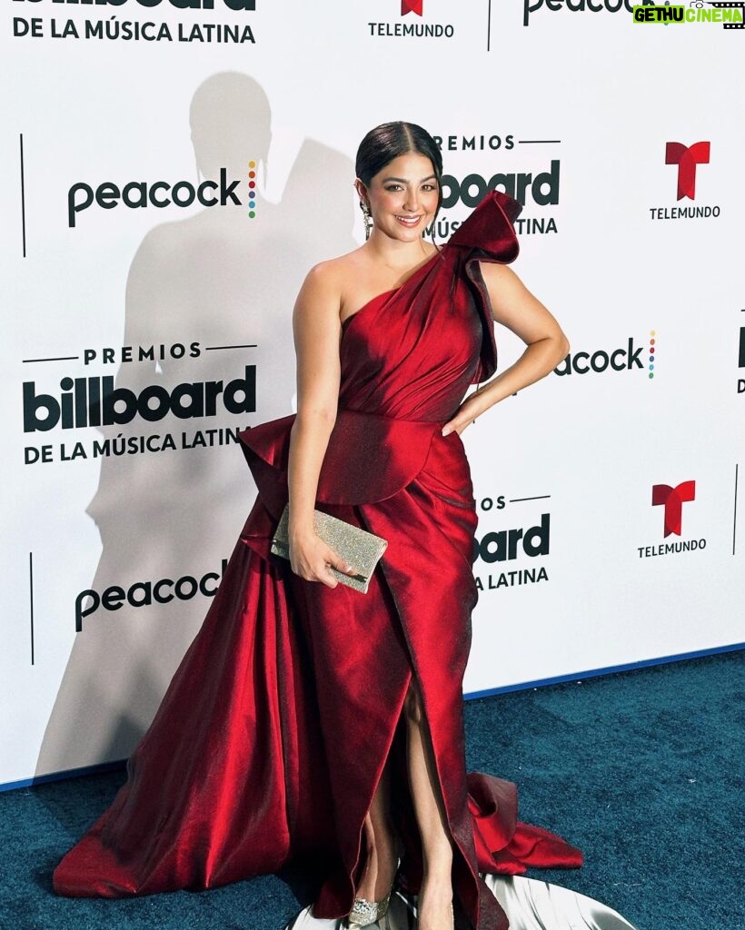 Geraldine Galvan Instagram - PREMIOS BILLBOARD 🖤 @latinbillboards #miami #bluecarpet #billboard2023