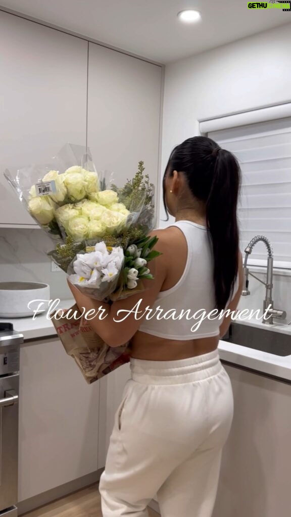 Gia Gunn Instagram - I made a chic arrangement using flowers from Trader Joe’s and it costed me under $50🤍 Part of being a smart creative is being budget friendly and making things look more expensive than they really are! Or is that just being cheap?😂 follow my @flowersbygiagunn account for more!