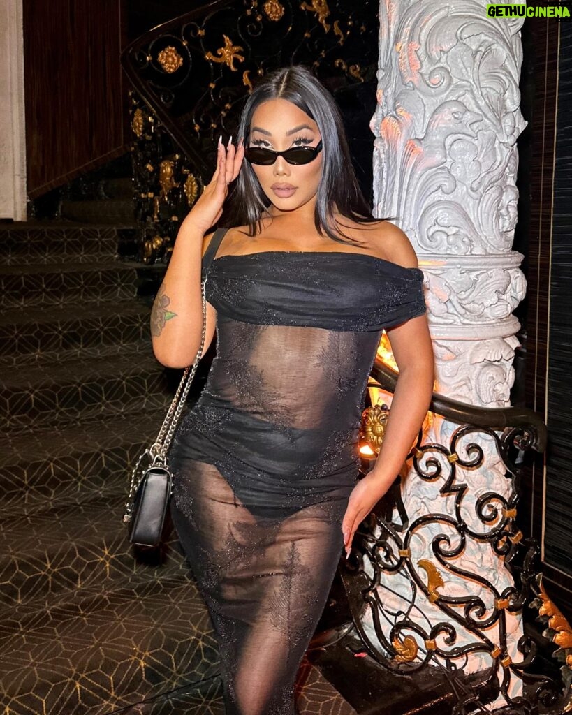 Gia Gunn Instagram - And the award goes to…ME 🏆 Tan by @gldnbyguycory Dress @revolve Purse/glasses @prada Shoes @alexanderwangny