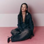 Gia Kim Instagram - Can’t control other people’s narrative of me. Less people-pleasing; More self-empowering and cherishing the connections that stay @dazedkorea 나에대한 타인의 판단은 내가 통제 할 수 없는 것 타인의 입맛에 나를 맞추는 피플플리징은 그만, 나 자신의 역량강화에 힘을 줄 것, 그리고 남는 인연은 더 소중히 여길 것 Director Choi Jiwoong Editor Woo Junhee, Kim Nahyoun, Kwon Sohee Fashion Marco Kim, Han Jiyong, Keem Hyobin Art Lee Sanghyeon Film studio @studio.lextreme Hair Hong Hyunseung, Yun Hyejeong Makeup Kook Hyunmi, Lim Jeongin