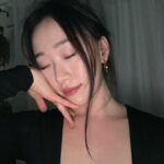 Gia Kim Instagram - I put myself through all the toxic diet trends all throughout my 20s. It left long-term repercussions that completely ruined my healthy natural relationship with food, which was only meant to bring joy. It’s been 3 years since I recognized my disordered eating habits. I am still recovering. I still occasionally (but a lot less) struggle through body image issues. I’d get into obsessive thoughts about food & weight & what I ate / what I should eat, etc.. In the past the default reaction would be to force myself into action sprouting from thoughts of self-deficiency and negative self-image. But now I keep reminding myself of one of my favorite quotes - we can’t shame ourselves into change, only love ourselves into evolution. And it’s been a game changer in how I look at situations whenever I feel old toxic patterns kicking in. You can’t shame yourself into change, only love yourself into evolution. 🙏🏻❤️ And what a waste of precious fking energy and time I have on Earth to be focusing on all the wrong things!!!!!! 😅😭WE HAVE SO MUCH MORE TO OFFER THAN OUR BODY FAT PERCENTAGE!!!!🤣🤣🤣 January 2024 has been an amazing start to this year already. Can’t wait for the rest of the year!!! 🤩 나 자신을 미워해서 변화시키려는 대신 나 자신을 사랑해서 진화시키자는 마음가짐으로 항상 ❤️ 올해 첫 달 너무너무 좋은 시작!!!! 🥰🥰🥰