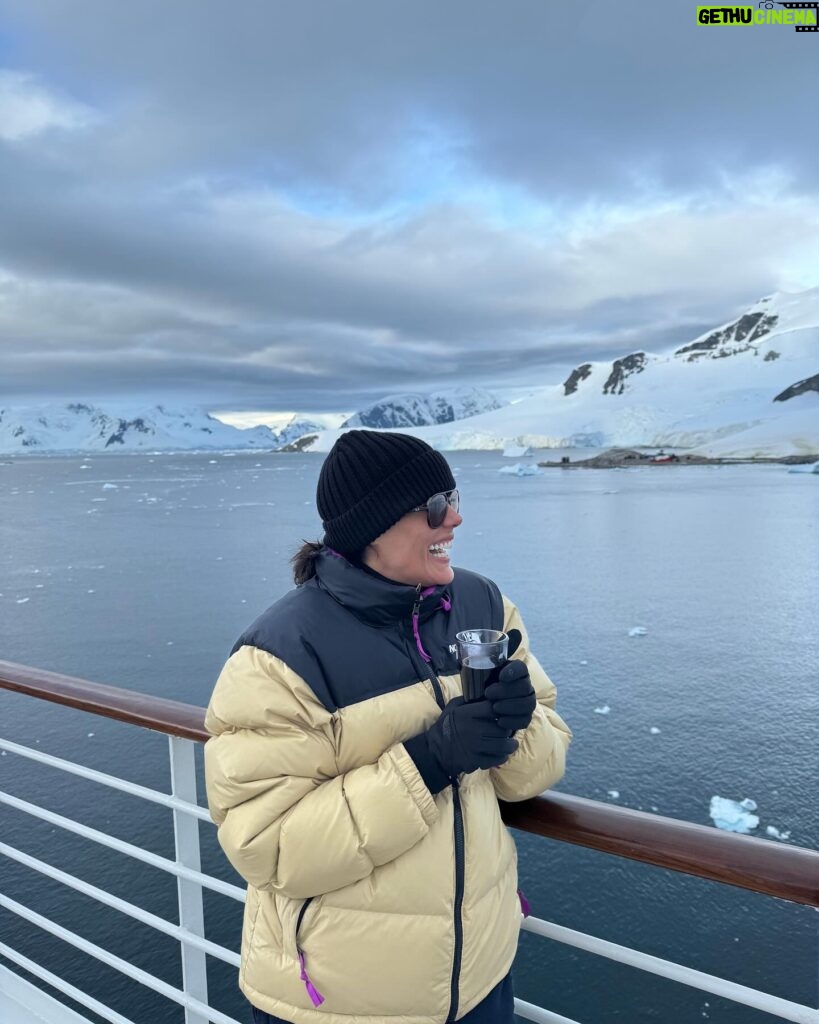 Gianella Neyra Instagram - Sueño cumplido ✔️ visitar la antártica ¿No les pasa que sueñan algo tanto tanto, que cuando lo cumplen, les es imposible creer que lo vivieron y mirar las fotos es recordar, lo increíble que fue la experiencia? DESLIZA ➡️ y mira esas fotos de ensueño en cada parada de este 🛳️. ¿Cuál es tu destino soñado?