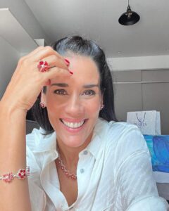 Gianella Neyra Instagram - ÚLTIMO SORTEO DEL 2023 🎁 FINALIZADO ¡Gracias a mis amigos de ILARIA que siempre me acompañan! GANADORAS 🏆 @luisa.llerenasuarez @radhabad 🥳 Esta vez quiero regalarles alguno de estos pares de aretes HERMOSOS para que los luzcan en su día a día o para una ocasión especial 🫶🏼 porque me da la gana y porque se lo merecen 😉. Habrán 2 ganadores 🥳 Para participar solo debes 1️⃣ Seguirme a @ilaria.peru y a mi 😜 como @gianellaneyra_ sino pierden ji,ji. 2️⃣ Comentar porque quisieras ganar y taggear a 1 amiga ☺️ para que participe y listo. ☺️Si quieren más posibilidades para ganar alguno de estos premios increíbles, comparte este post en tus historias taggeando a @ilaria.peru y a mi. Anunciaré ganador o ganadora el 2 de enero al final del día🗓️ en este post.