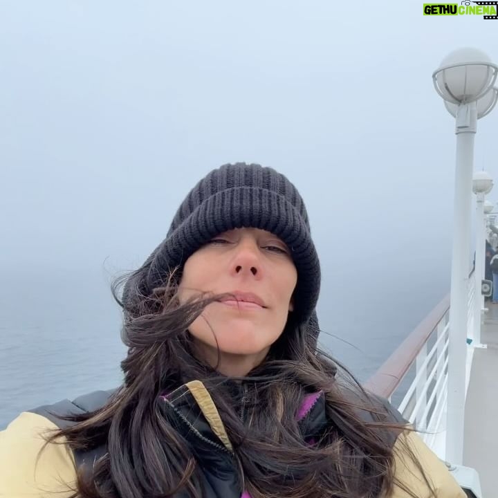 Gianella Neyra Instagram - Ha sido un viaje increíble 😉, realmente único. Del calor al frío absoluto 🥶. Amanecer con esas montañas 🏔️ llenas de nieve y ver icebergs ❄️ desde el balcón. ¡Un regalo q no olvidaré nunca! Gracias @savalicruceros por esta oportunidad 🛳️. ¡Gracias por permitirme seguir maravillándome con este planeta hermoso que tenemos! ¡Gracias, gracias y gracias! #publicidad