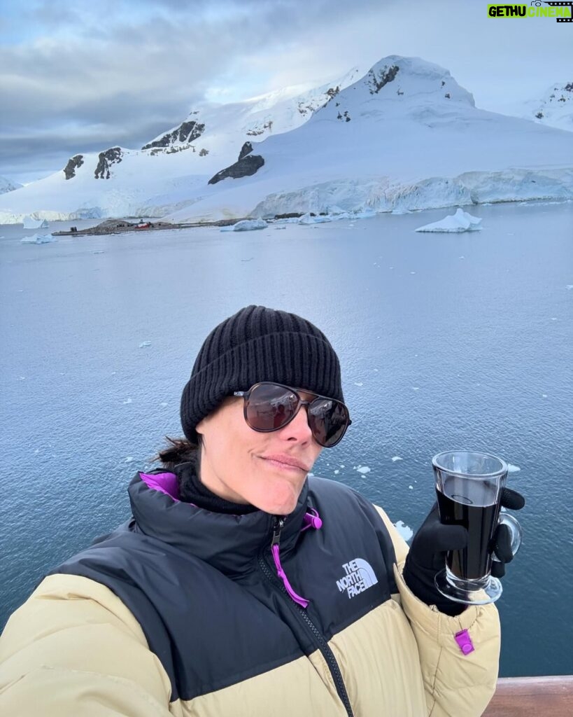 Gianella Neyra Instagram - Ha sido un viaje increíble 😉, realmente único. Del calor al frío absoluto 🥶. Amanecer con esas montañas 🏔 llenas de nieve y ver icebergs ❄ desde el balcón. ¡Un regalo q no olvidaré nunca! Gracias @savalicruceros por esta oportunidad 🛳. ¡Gracias por permitirme seguir maravillándome con este planeta hermoso que tenemos! ¡Gracias, gracias y gracias! #publicidad