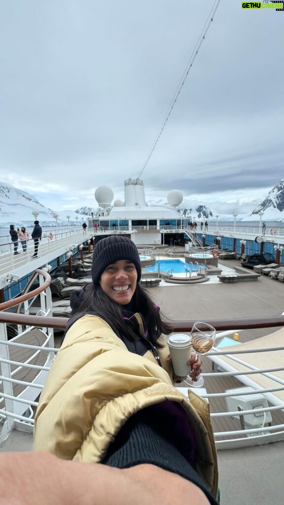 Gianella Neyra Instagram - Así comienzo mi semana 💖, recordando este increíble viaje a la Antártida ❄️☺️ y el primer sueño cumplido del año 💫 de muchos más. Para todos los que me preguntaron por los datos, la agencia, el tiempo, los precios… ¿Les gustaría que hagamos un live para contarles TODOOOOO? Dejen sus dudas por aquí y lo que quisieran saber y organizamos un vivo ✈️.